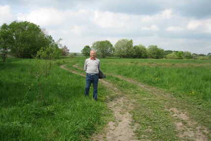 056 1011 Lischkau im Mai 2006 Der Weg zur Deime Im Bild Herbert Hoffmann