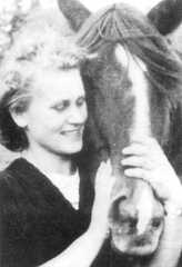 057 0011 Margarete Marks mit ihrer Lotti