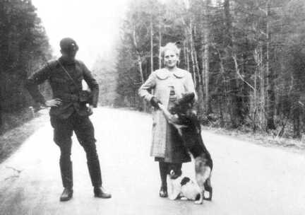 057 0014 Spaziergang im Kuglacker Wald Hans und Elli Burnus 1940
