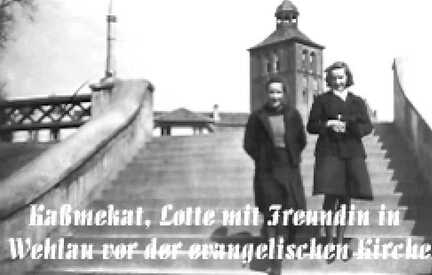 057 0034 Lotte Kassmekat mit ihrer Freundin vor der Kirche in Wehlau
