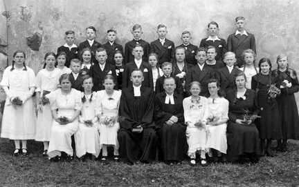 057 0036 Die Pfarrer Schloesser und Woronowicz mit den Konfirmanden 1938 vor der Kirche in Plibischken