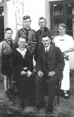 057 0043 Ortsteil Neu Ilischken Erinnerungsfoto der Familie Ewald Marks anlaesslich der Konfirmation der Tochter Margarethe im Jahre 1936