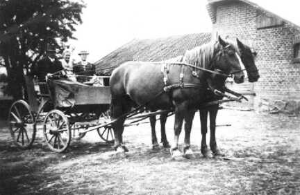 057 0046 Ortsteil Neu Ilischken Auf dem Hof Ewald Marks im Juli 1941