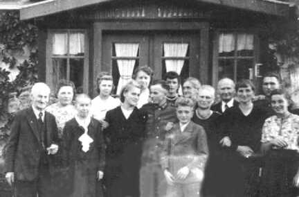 057 0047 Ortsteil Neu Ilischken Familienfeier bei der Familie Marks Gruppenbild vor dem Wohnhaus am 19 09 1943