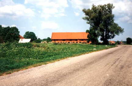 058 1001 Dorfeingang Kukers mit Stallgebaeude Gutzeit am 26 05 1992