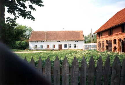 058 1002 Wohnhaus und Stallgebaeude Gutzeit am 26 05 1992
