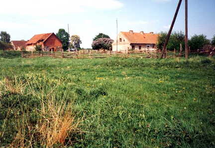 058 1008 Im Bild der Stall von Lehmann und das Insthaus von Domscheit am 26 05 1992