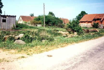 058 1009 Im Bild das Insthaus Grigat und das Wohnhaus mit Stall der Familie Lehmann am 26 05 1992