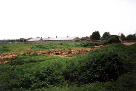 058 1014 Blick vom Friedhof auf das Anwesen Domscheit Im Bild zu sehen ein von den Russen erbauter Kuhstall Aufnahme 26 05 1992