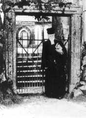 059 0008 Pfarrer Schulz vor dem Tor zum Friedhof