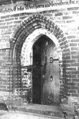 059 0023 Seiteneingang zur Kremitter Kirche