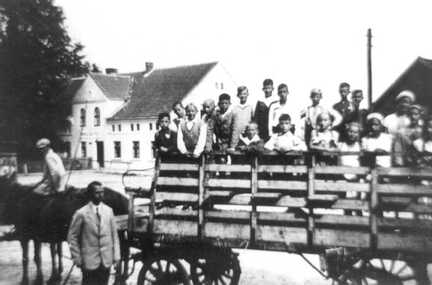 059 0043 Schulausflug 1933 34 mit Lehrer Gruetzmacher nach Gross Lindenau