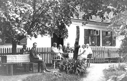 059 0048 Gaeste vor dem Gasthaus Nordwig