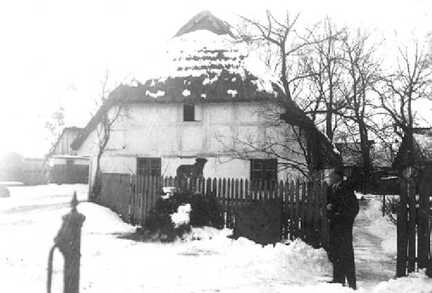 062 0001 Das ca 300 Jahre alte Wohnhaus des Landwirtes Kurt Marquardt mit Strohdach im Winter