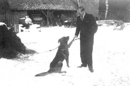 062 0002 Landwirt Kurt Marquardt mit seinem Hund Nero auf dem Hof