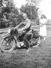 062 0007 Kurt Marquardt auf seinem Motorrad NSU D neben dem Pflanzengarten Dahinter seine Schwester Maria