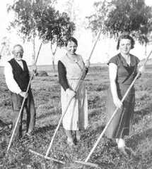 062 0008 Altbauer Heinrich Marquardt mit seinen Toechtern Hedwig und Maria bei der Heuernte auf dem Feld am Augker Weg ca 1930