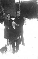 062 0012 Altbauer Heinrich Marquardt mit seiner Tochter Maria Schmidt und dem Hoferben Kurt Marquardt im Winter 1943 44