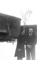 062 0013 Hoferbe Kurt Marquardt im Winter 1943 44 mit seiner Cousine Kaethe Burbil aus Koenigsberg