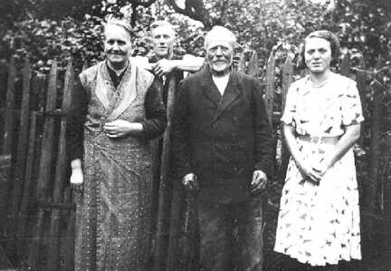 062 0014 Altbaeuerin Maria Marquardt Sohn Kurt Senior Heinrich und Tochter Maria in den dreissiger Jahren