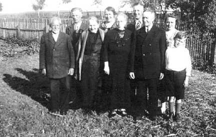 062 0015 Die Familie Marquardt aus Lindendorf auf der Wiese hinter der Scheune