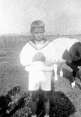 062 0016 Manfred Marquardt im Jahre 1941 auf der Wiese hinter der Scheune