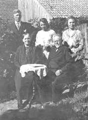 062 0018 Etwa 1929 Vorne die Senioren Maria und Heinrich Marquardt dahinter die Kinder Kurt Hedwig und Maria