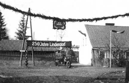 062 0020 Der festlich geschmueckte Ortseingang von Lindendorf anlaesslich der 250 Jahrfeier 1936