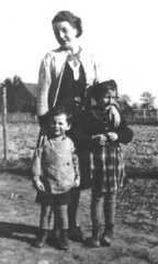062 0026 Hedwig Bernhagen mit ihren Kindern Werner und Hildegard vor dem Ruebenfeld von Bauer Neumann