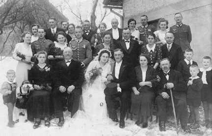 062 0032 Hochzeit Alfred und Hertha Urban geb Urban aus Paterswalde am 28 03 1941 Die Kinder rechts im Bild sind Horst Arno und Erhard Reglitzky