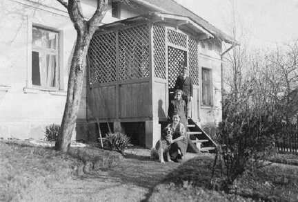 062 0033 Das Wohnhaus der Familie Reglitzky in Lindendorf von der Gartenseite gesehen Vor dem Haus Mutter Bertha und Erwin