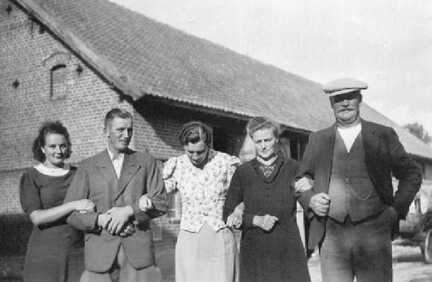 062 0036 Familie Urban Von links Die Hofbesitzer Hertha und Alfred Schwaegerin Eva und die Altenteiler Bertha und Robert