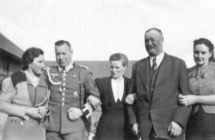 062 0037 Familie Urban Von links Eva und Erich Bertha und Robert und Hertha