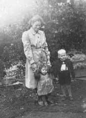062 0041 Elma Neumann John mit ihren Kindern Dieter und Margit im Jahre 1942