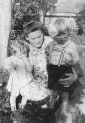062 0043 Elma Neumann John mit ihren Kindern Dieter und Margit im Jahre 1942