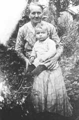 062 0051 Oma Marquardt mit Enkel Manfrad Marquardt im Jahre 1935