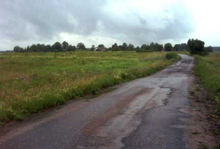062 1001 In der Baumgruppe der Ort Lindendorf im Jahre 2003