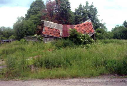 062 1007 Dem Verfall preisgegebenes Wirtschaftsgebaeude an der Dorfstrasse in Lindendorf im Jahre 2003
