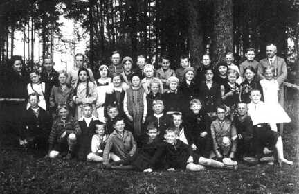 063 0001 Klassenbild der Volksschule Magotten mit Lehrer Britt und Fraeulein Boehnke im Jahre 1934 Schueler der Jahrgaenge 1920 1924