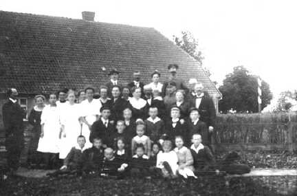 063 0004 Konfirmation in der Familie Sauff in Magotten ca 1916 17