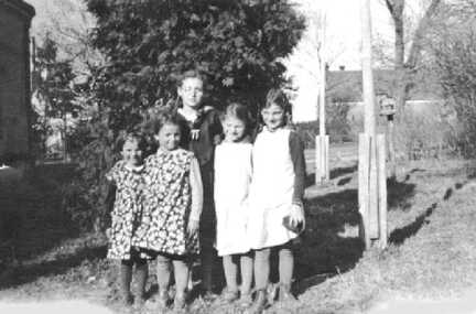 063 0015 Irmgard Eva Charlotte und Marianne Schulz mit Erika Mueller Alle aus Magotten