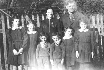 063 0016 Familie Gustav Schulz mit Ehefrau Helene und den Kindern Marianne Charlotte Heinz Horst Irmgard und Eva