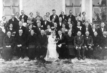 064 0002 Die Hochzeitgesellschaft anlaesslich der Eheschliessung von Erich und Erna Werner geb Kraft am 27 Dezember 1935