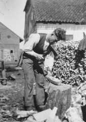 064 0003 Eduard Werner jun auf dem Hof beim Holzhacken ca 1930