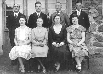 064 0004 Im Bild die Geschwister Eckert aus Toelteninken und Erich Gertrud und Margarete Werner aus Moptau ca 1930