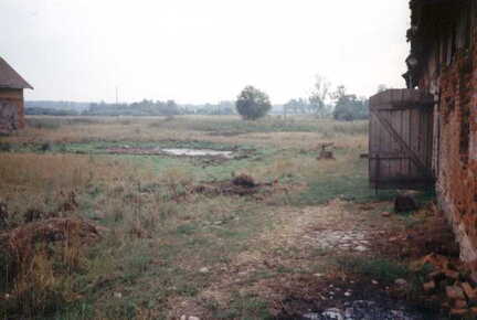 064 1004 Im Hof Drochner rechts der Pferdestall links der Kuhstall im Jahre 1994
