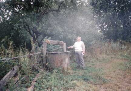 064 1006 Der Ziehbrunnen hinter dem Insthaus Drochner im Jahre 1994
