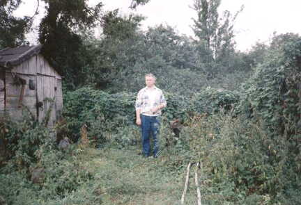 064 1009 Lothar Werner auf dem Anwesen seiner Eltern im Jahre 1994
