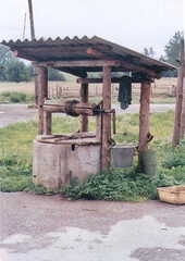 064 1018 Moptau am 06 07 2000 Hofbrunnen auf dem Anwesen Willy Thoms