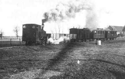 065 0002 Die Kleinbahn auf der Fahrt von Labiau nach Tapiau Sie faehrt gerade durch Heinrichshof